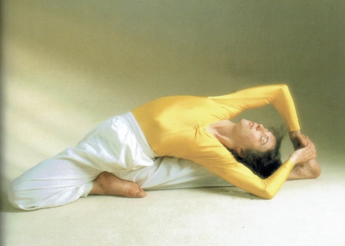 Parivritta Janu Shirshasana, Sivananda Yoga Zentrum